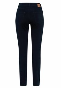 Jean slim bleu foncé vu de dos avec deux poches arrière et un patch de marque en cuir marron sur la ceinture.