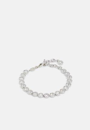 Silberarmband mit runden, klaren Kristallen, die in runden Metallsockeln eingefasst sind. Die Kristalle sind durch eine filigrane Kette und einen Karabinerhaken miteinander verbunden.