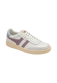 Baskets en cuir avec une base blanche, des rayures en daim violet et gris, et une semelle en caoutchouc beige. Présente des perforations sur le bout et un système de laçage.