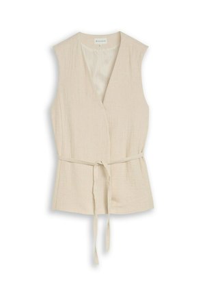 Beżowa kamizelka bez rękawów z tkaninowym paskiem do wiązania, dekoltem w serek i teksturowanym, lekkim materiałem, przedstawiona na płasko na białym tle.