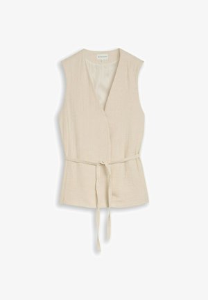 Beżowa kamizelka bez rękawów z tkaninowym paskiem do wiązania, dekoltem w serek i teksturowanym, lekkim materiałem, przedstawiona na płasko na białym tle.