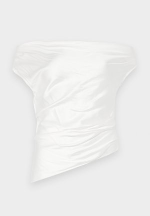 Hvid off-the-shoulder top lavet af glat satin stof, med draperet, struktureret design og en asymmetrisk kant.