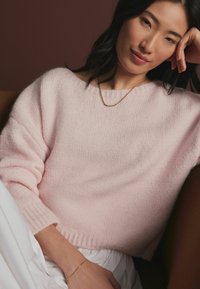Next REGULAR FIT SOFT TOUCH BARDOT OFF THE SHOULDER - Džemperis - pink blush