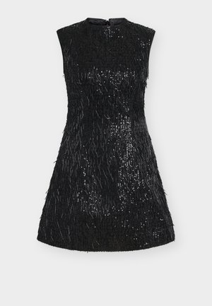 Zwarte mouwloze jurk met gestructureerde pailletten, met een aansluitend lijfje en een uitlopende rok. Het oppervlak is versierd met draden van verschillende lengtes.