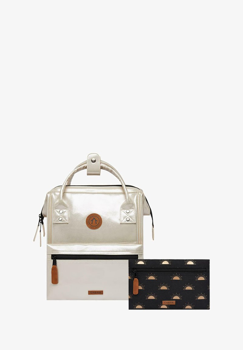 Metallic silberner Rucksack mit einer Front-Reißverschlusstasche, Lederakzenten und einem abnehmbaren schwarzen Täschchen mit einem Sonnenmuster.
