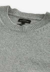 Suéter gris de punto con cuello redondo acanalado. Fabricado en 100% lana de cordero. Presenta un detalle bordado en los hombros y una etiqueta de marca.
