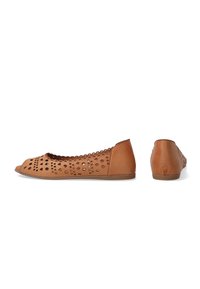 Braune Leder-Ballenflats mit offenen Zehen, die mit ausgeschnittenen Mustern, gewellten Kanten und einem niedrigen Rücken versehen sind. Weiche Textur und flexible Sohle.