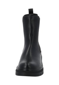 Czarne skórzane botki za kostkę o gładkim wykończeniu, z bocznymi elastycznymi panelami i pętelką do zakładania. Gruba gumowa podeszwa z teksturowanym wzorem bieżnika.