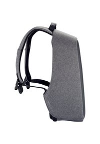 Zaino di tessuto grigio con un design strutturato. Presenta spallacci imbottiti e un pannello posteriore elegante e curvato. Accenti minimalisti e hardware regolabile.