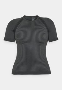 Czarny sportowy t-shirt z krótkim rękawem o prążkowanej fakturze, z dopasowanym krojem i rękawami raglanowymi. Gładki materiał z minimalnymi akcentami.