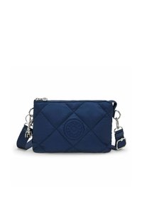 Borsa a tracolla trapuntata blu navy con tracolla regolabile, zip argento, patch con logo e piccolo ciondolo argento sull'anello della tracolla.
