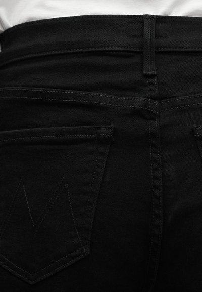 Μαύρο τζιν παντελόνι με ψηλή μέση, δύο πίσω τσέπες και διακριτικές ραφές. Υφασμένο ύφασμα με σκούρο φινίρισμα.