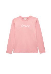 Lyserød langærmet T-shirt lavet af blødt stof med hvid tekst, der står "La plus douce étoile d'hiver" med en stjerneaccent.