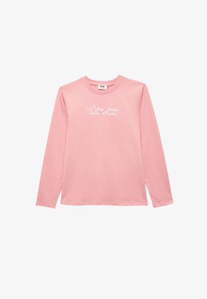 Różowa koszulka z długim rękawem, wykonana z miękkiego materiału, z białym napisem "La plus douce étoile d'hiver" z akcentem w postaci gwiazdki.