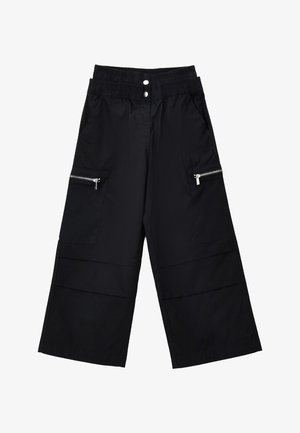 Czarne szerokie spodnie typu cargo z elastycznym paskiem w talii, dwoma przednimi zatrzaskami, bocznymi kieszeniami na zamek oraz detalami na panelach na kolanach.