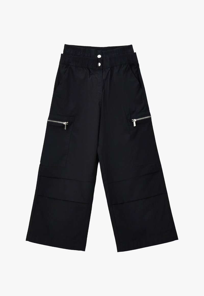 Czarne szerokie spodnie typu cargo z elastycznym paskiem w talii, dwoma przednimi zatrzaskami, bocznymi kieszeniami na zamek oraz detalami na panelach na kolanach.