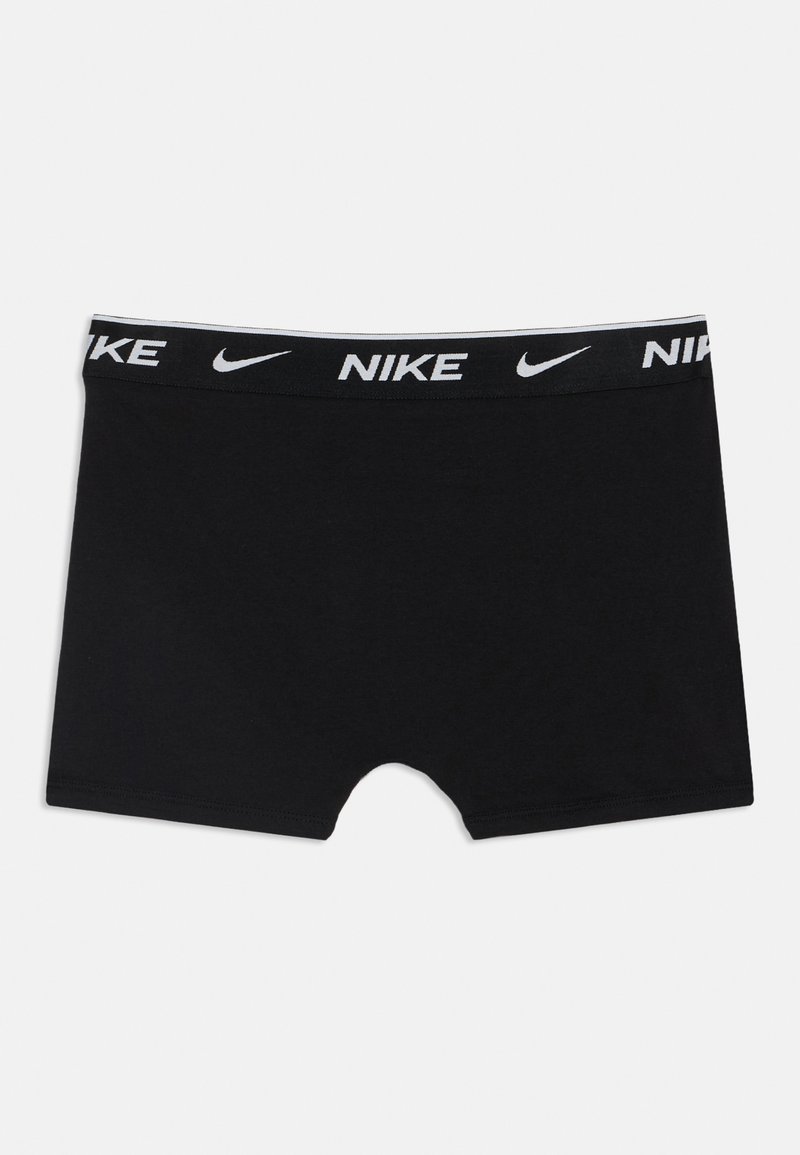 Μαύρα αντρικά εσώρουχα τύπου boxer της Nike με ελαστική μέση με το λογότυπο της Nike και το έξυπνο swoosh σε λευκό.