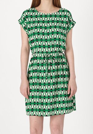 Robe verte et crème avec un motif géométrique, manches courtes, taille cintrée avec un lien décoratif, et coupe décontractée.