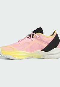 Letvægts atletisk sko med en pink mesh-overdel, gule accenter, sort hælunderstøttelse og en tekstureret hvid gummisål.