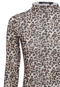 Langärmliges Oberteil mit Leopardenmuster aus einem transparenten, leichten Stoff. Hat einen hohen Kragen und unterschiedlich große Flecken in Schwarz, Braun und Beige.