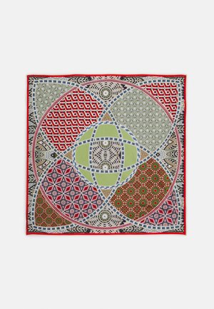 Tela cuadrada con círculos superpuestos, patrones geométricos y florales intrincados en rojo, verde, negro y blanco, enmarcada por un borde rojo.