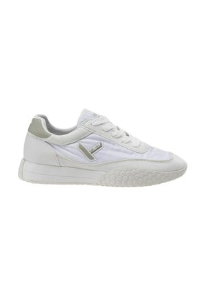 Sneaker basso bianco e grigio chiaro con suola texturizzata, chiusura frontale con lacci e piccolo dettaglio logo sul pannello laterale.
