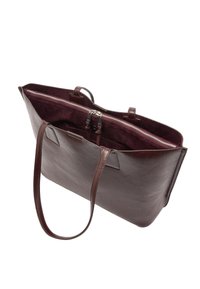 Bordowa torba typu tote z gładką fakturą, podwójnymi uchwytami, otwartym górnym wykończeniem i zamkiem błyskawicznym. Wnętrze wyłożone jest dopasowaną podszewką z tkaniny.