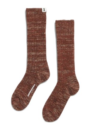 Paire de chaussettes en maille marron chinée mi-mollet avec une texture côtelée, l’une présentant une étiquette blanche au bord-côte et un marquage blanc imprimé sous la semelle.
