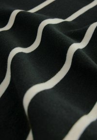 Schwarzer Stoff mit gewundenen weißen Streifen, glatte Textur, mit zufälligen Wellenmustern, die visuelle Tiefe und Kontrast erzeugen.