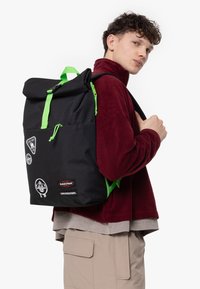 Eastpak UP ROLL - Rugzak - gb patches