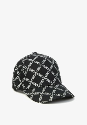 Cappello nero con un motivo a catena geometrica bianca ripetuto, caratterizzato da una visiera curva e una corona strutturata per un design aderente.