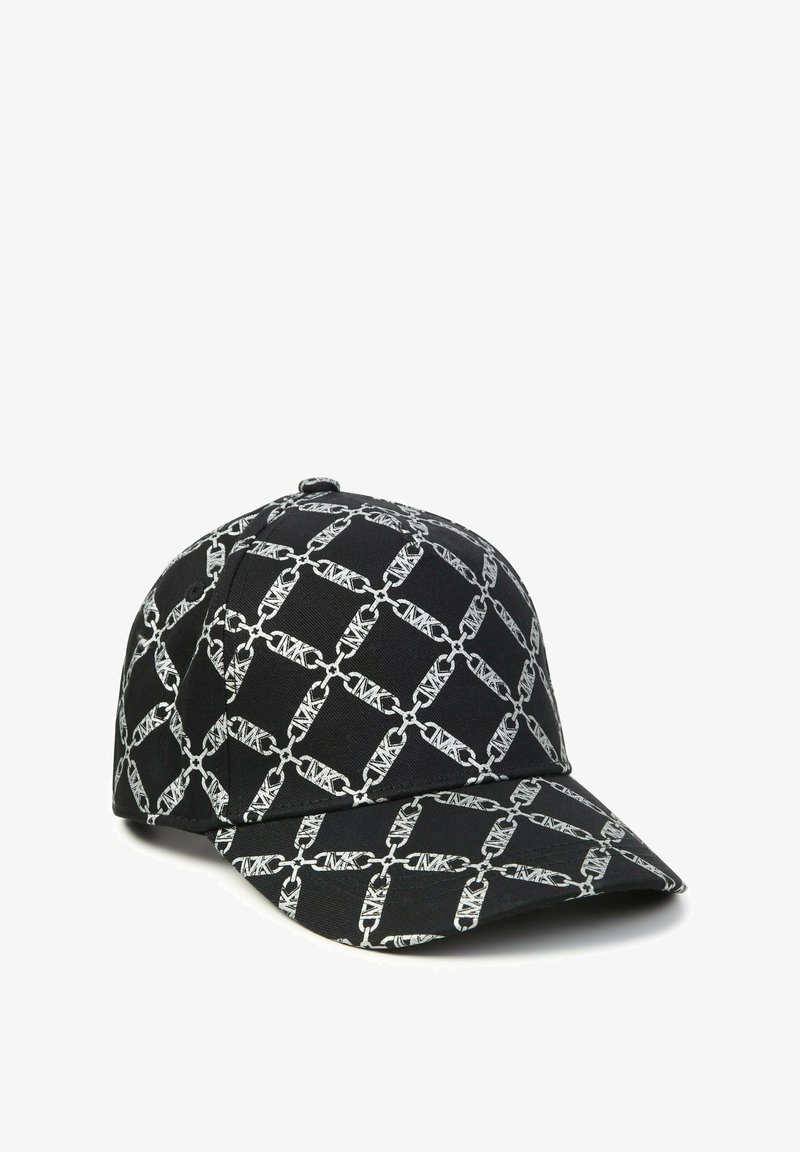 Cappello nero con un motivo a catena geometrica bianca ripetuto, caratterizzato da una visiera curva e una corona strutturata per un design aderente.