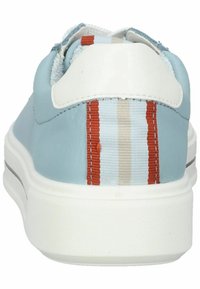 Vaaleansininen tennari valkoisilla yksityiskohdilla, jossa on punaiset ja siniset pystysuorat raidat takana, sileä nahkapinta ja tasainen kumipohja.