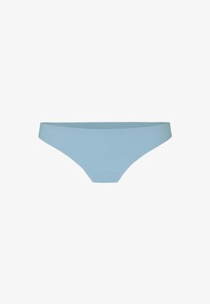 Hellblauer nahtloser Bikini-Slip mit niedrigem Bund und einfachem, glattem Design auf weißem Hintergrund.