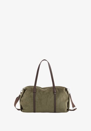 Sac de sport en daim vert olive avec des poignées en cuir brun foncé et une bandoulière réglable, vue de face sur fond blanc.