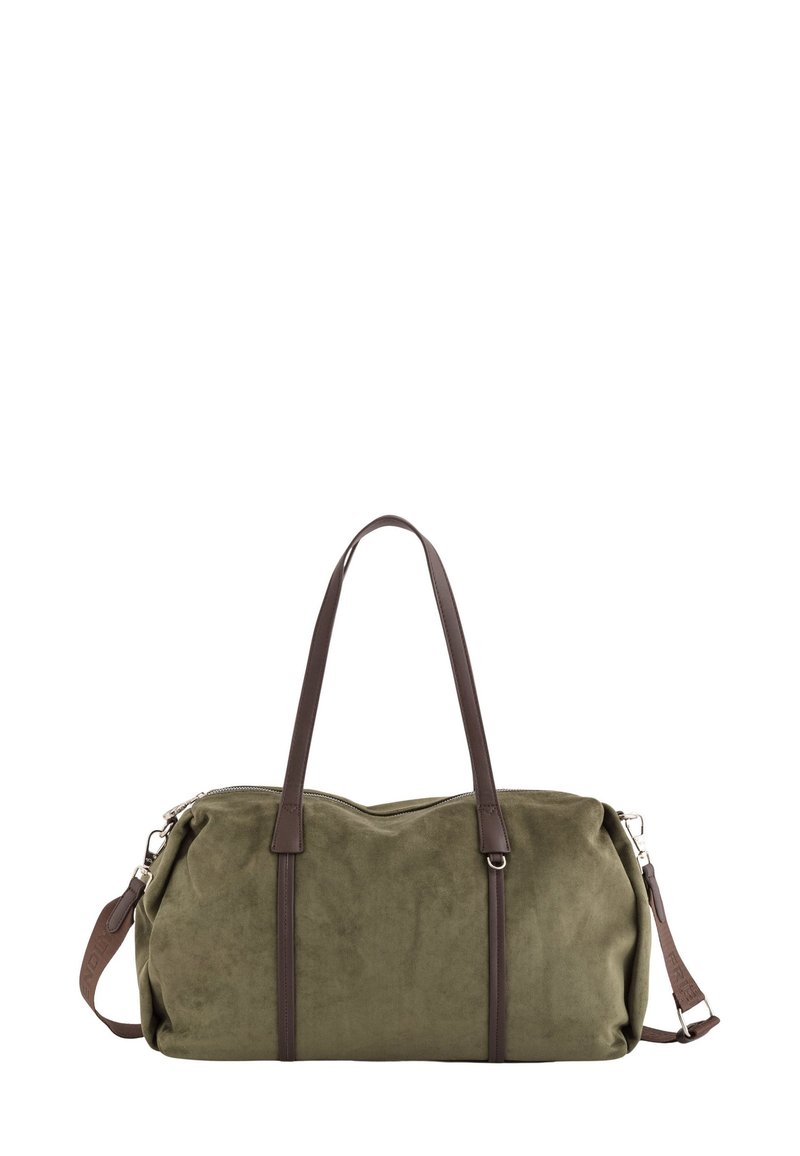 Olivengrøn suede duffel bag med mørkebrune læderhåndtag og justerbar skulderrem, set forfra på hvid baggrund.