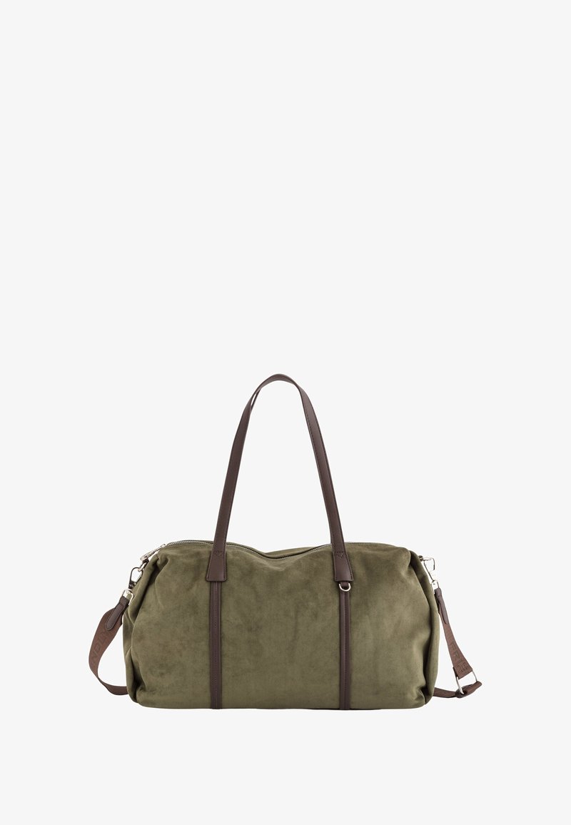Olivgrüner Wildleder-Duffelbag mit dunkelbraunen Ledergriffen und verstellbarem Schulterriemen, Vorderansicht auf weißem Hintergrund.