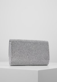 Pochette argentée avec un extérieur texturé en strass, forme rectangulaire et design épuré et minimaliste. Doublure intérieure douce.