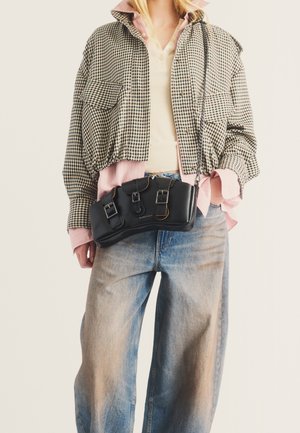 Dr. Martens, SHOULDER BAG - Sac bandoulière - black analine vintage smooth