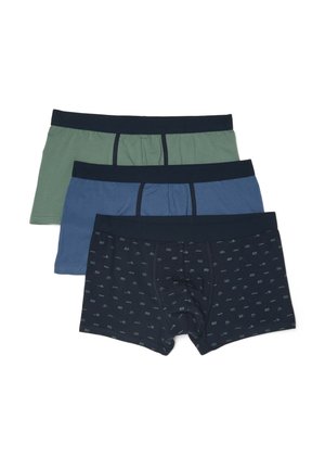 Tre paia di boxer da uomo in verde, blu e blu scuro con motivo chiaro, ciascuno con una fascia nera in vita.