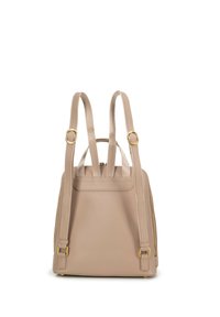 Jasnobeżowy skórzany plecak z regulowanymi paskami, złotymi dodatkami i teksturowaną powierzchnią. Wyposażony w zamek błyskawiczny i boczne kieszenie.