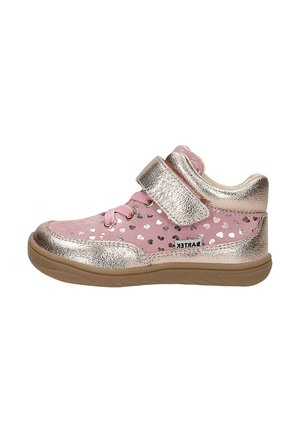 Baskets pour enfant roses et dorées avec motifs en forme de cœur, lacets, fermeture Velcro et semelle beige.