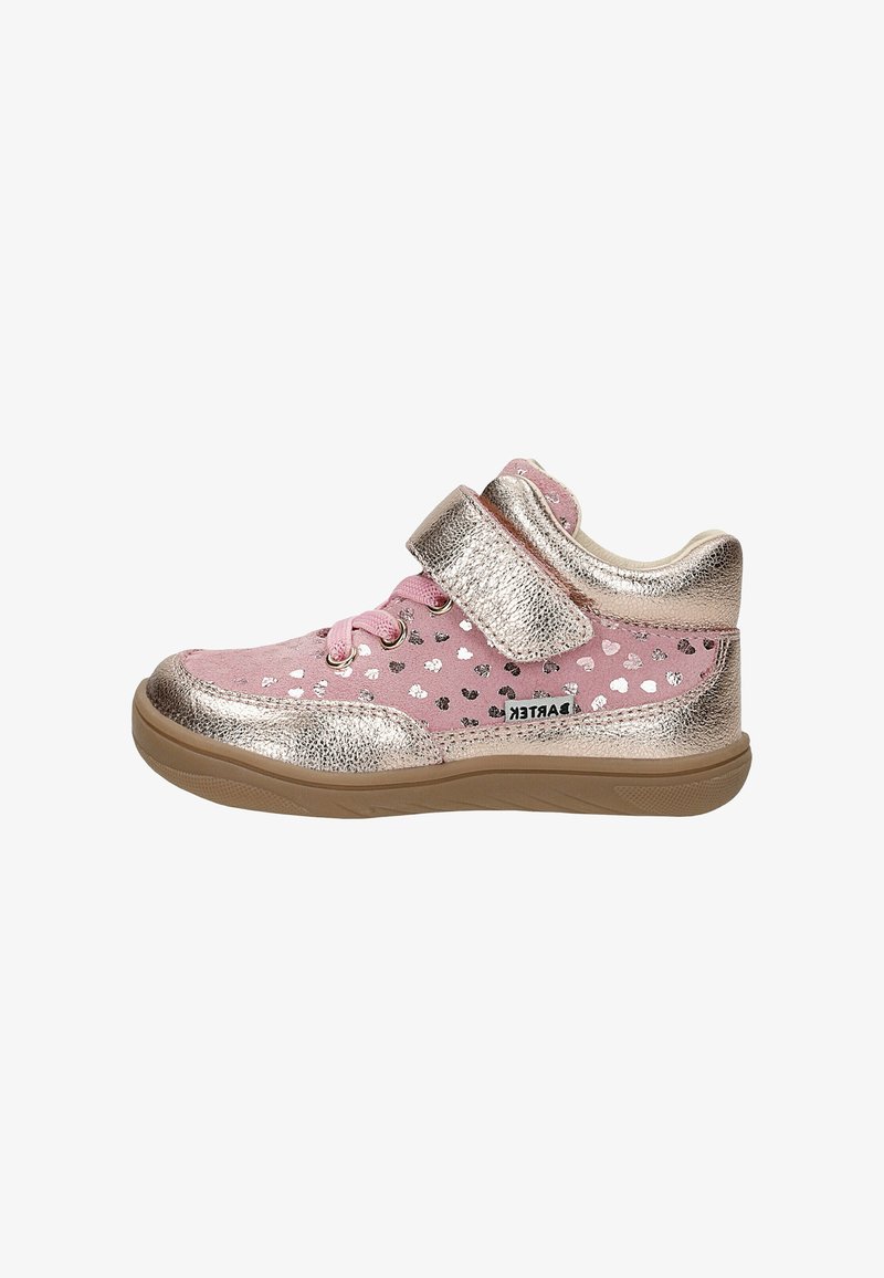 Baskets pour enfant roses et dorées avec motifs en forme de cœur, lacets, fermeture Velcro et semelle beige.