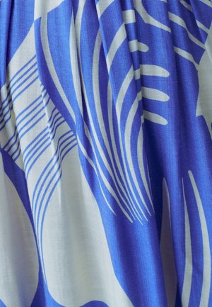 Tessuto blu e bianco caratterizzato da motivi astratti e linee fluide. Il tessuto ha una consistenza morbida con lievi variazioni di tonalità.