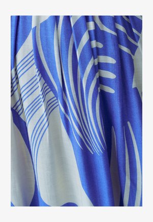 Tkanina v modro-bílé barvě s proudícími abstraktními vzory a liniemi. Materiál má jemnou texturu s jemnými variacemi v odstínu.