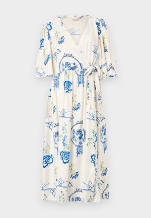 Abito a portafoglio in tessuto color crema chiaro, con motivi floreali blu e dettagli verdi. Maniche a sbuffo corte, dettaglio con cravatta in vita e lunghezza al ginocchio.