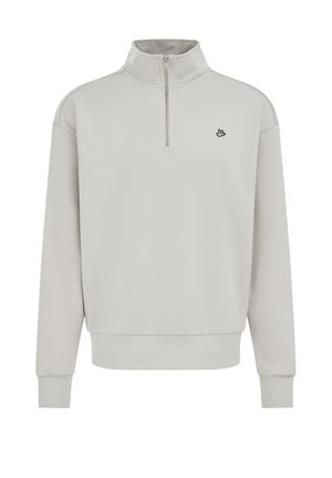 Lichtgrijze trui met een kraag met kwartrits, geribbelde manchetten en zoom, met een klein zwart logo op de borst. Zachte stoftextuur.