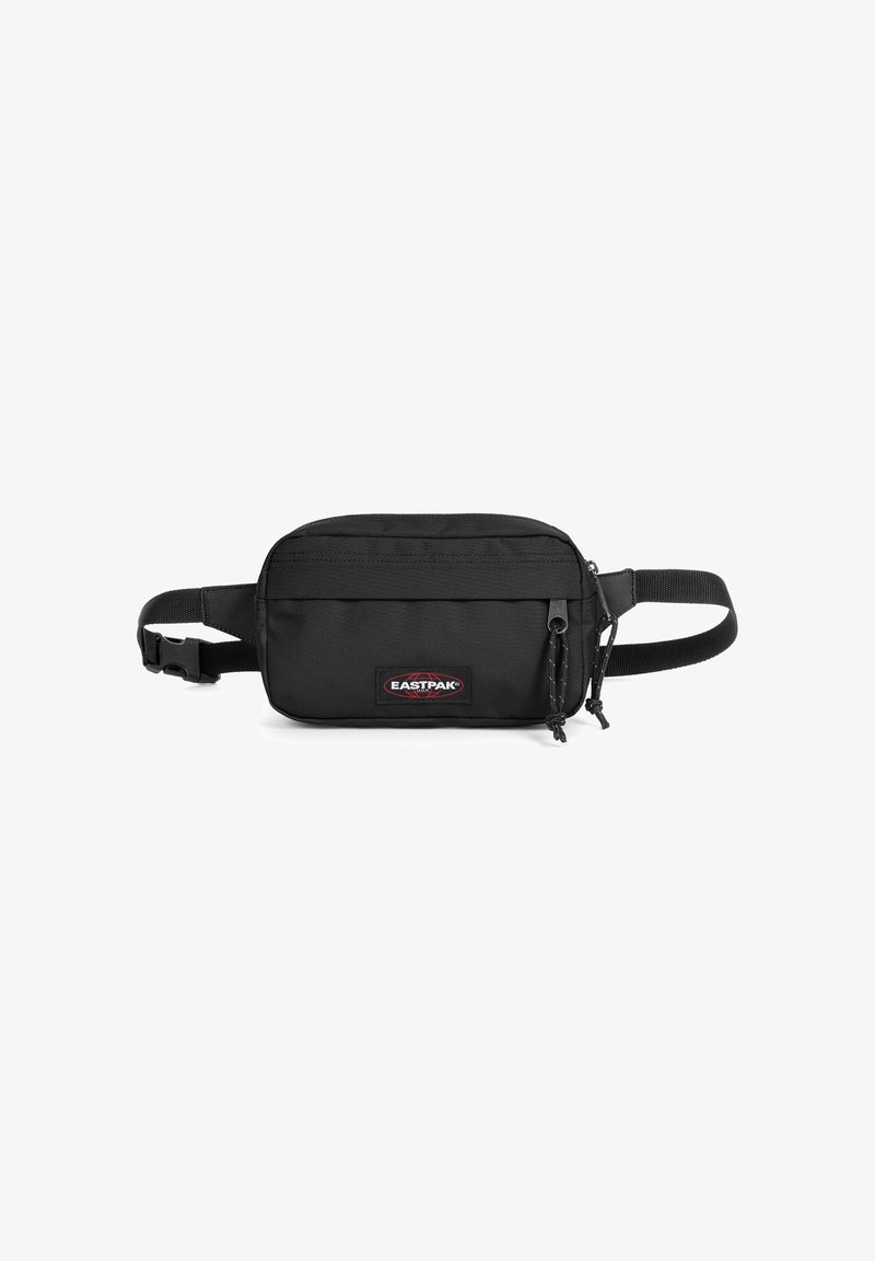 Marsupio Eastpak nero con forma rettangolare, tasca frontale con zip, cinturino regolabile e patch con logo in rosso e nero. Texture del tessuto resistente.