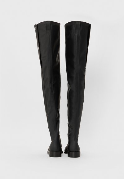 Schwarze Overknee-Stiefel aus glattem Material, mit seitlichem Reißverschluss, flacher Sohle und strukturiertem Design in figurbetonter Form.