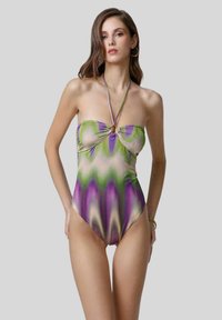Costume da bagno intero in un motivo ombre verde, viola e beige, con un design senza spalline e un centro annodato, e gambe alte.